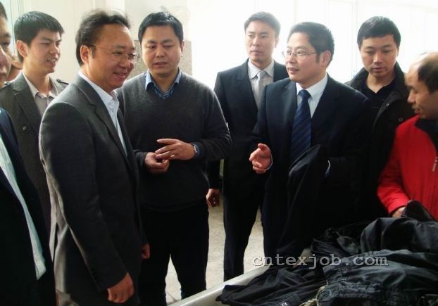 中國(guó)紡織工業(yè)協(xié)會(huì)孫瑞哲副會(huì)長(zhǎng)視察聯(lián)邦三禾公司成衣染色產(chǎn)品