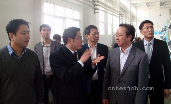 公司副總經(jīng)理王榮華高工向?qū)O瑞哲會(huì)長(zhǎng)一行介紹產(chǎn)品創(chuàng)新情況